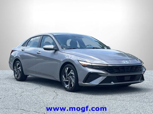 Used 2025 Hyundai Elantra SEL FWD image 4