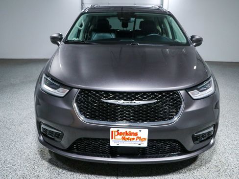Used 2022 Chrysler Pacifica Touring-L FWD image 4