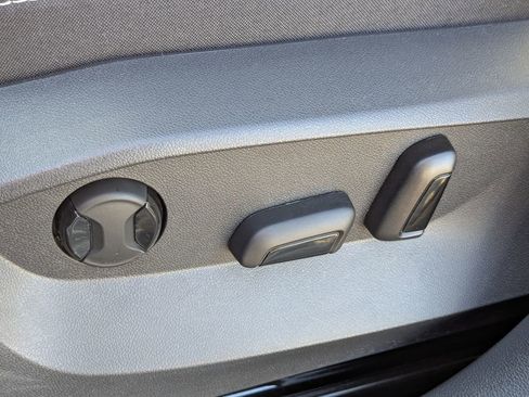 Used 2025 Volkswagen Taos SE w/ Panoramic Sunroof Package AWD/4WD image 26