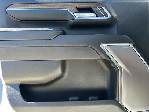 Used 2025 Chevrolet Silverado 2500 High Country w/ Technology Package AWD/4WD image 13