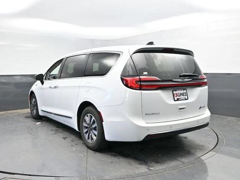 Used 2023 Chrysler Pacifica Limited FWD image 12