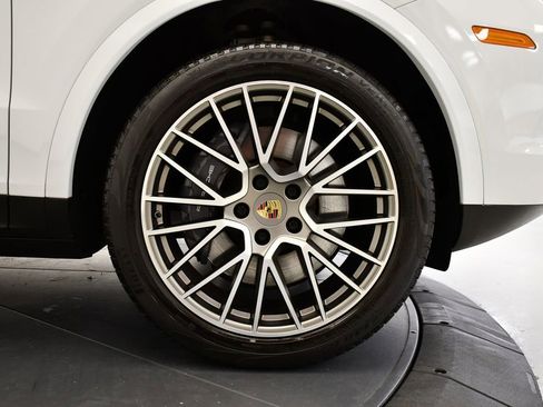 Used 2022 Porsche Cayenne Platinum Edition image 18