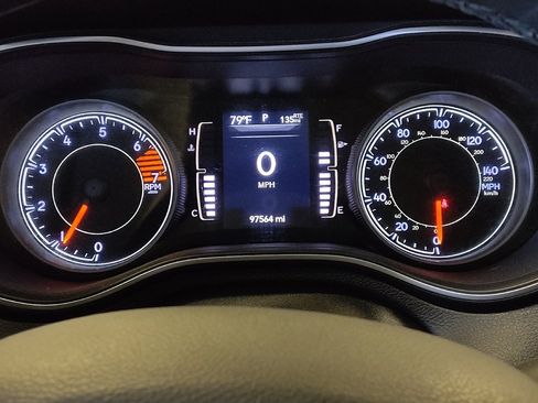 Used 2019 Jeep Cherokee Latitude Plus FWD image 23