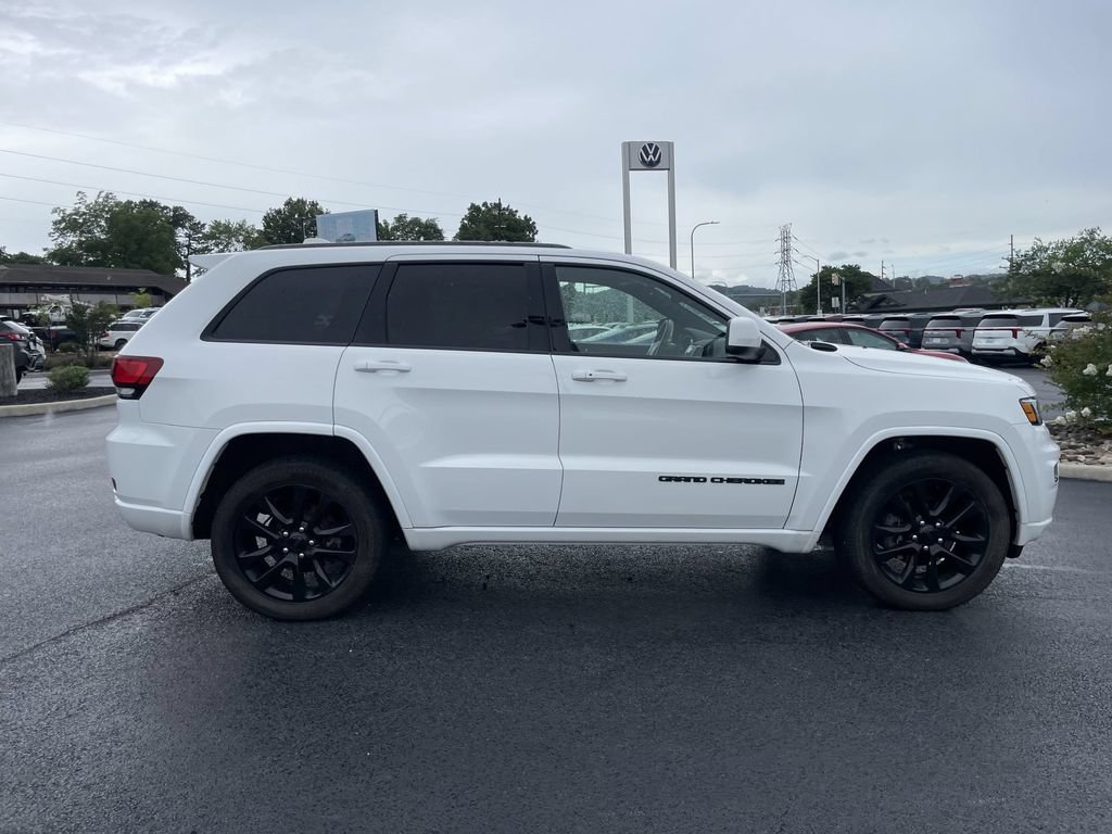 Used 2019 Jeep Grand Cherokee Altitude AWD/4WD image 4