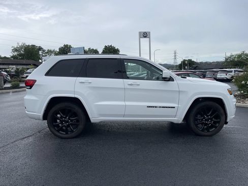 Used 2019 Jeep Grand Cherokee Altitude AWD/4WD image 4