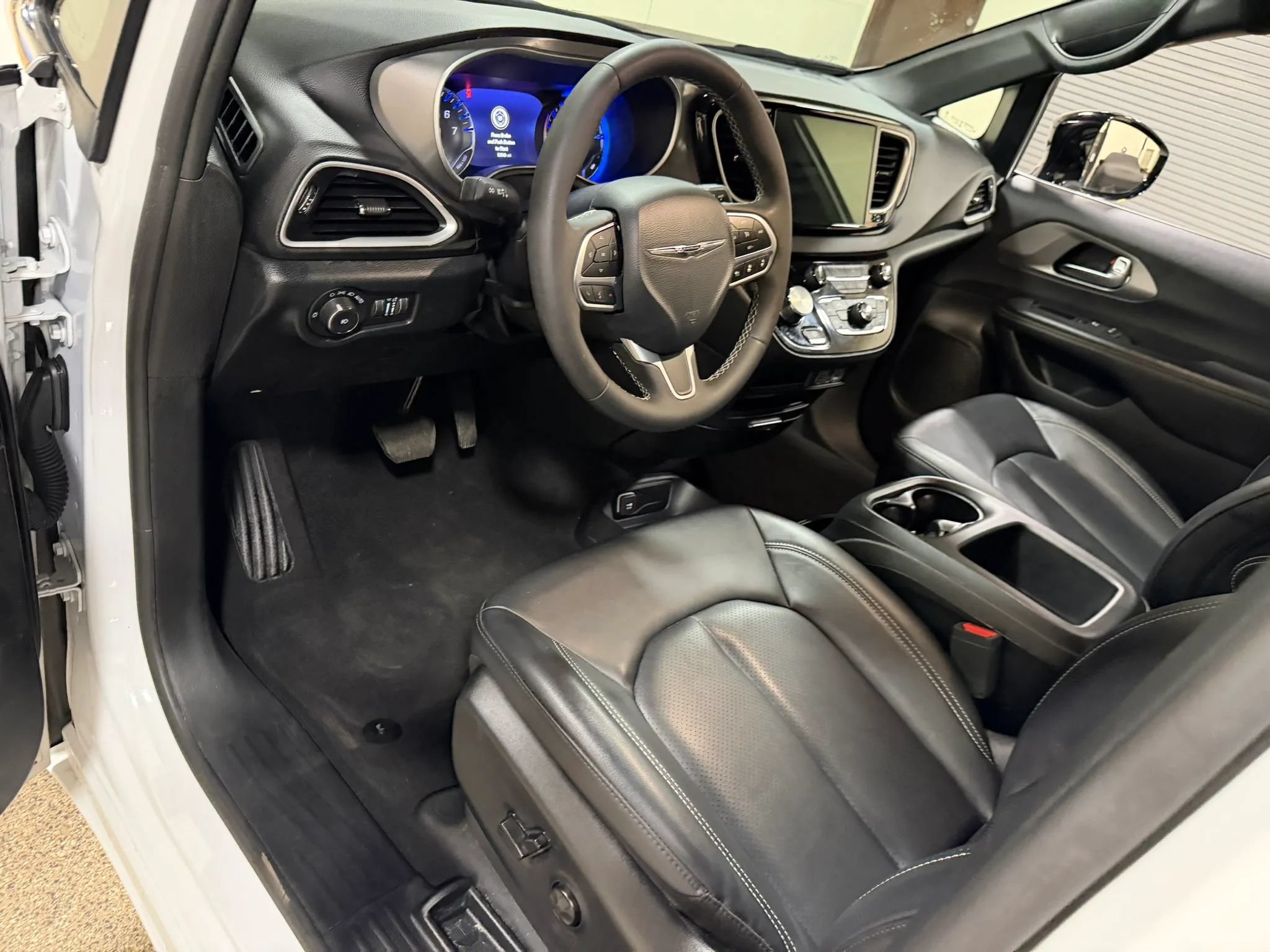 Used 2025 Chrysler Pacifica Select FWD image 46