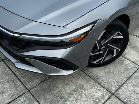 Certified 2025 Hyundai Elantra SEL image 2