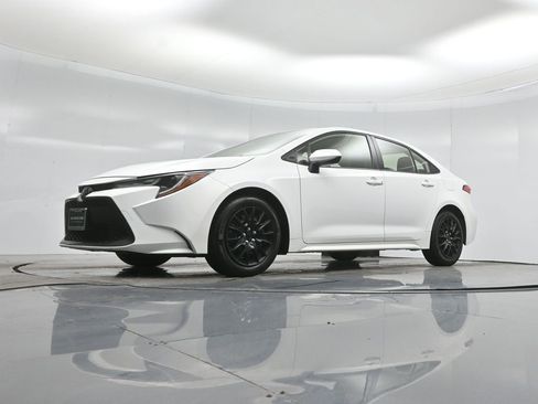 Used 2020 Toyota Corolla LE image 42