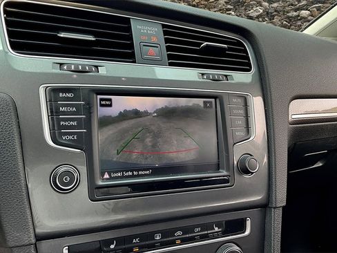 Used 2017 Volkswagen Golf Alltrack S image 18