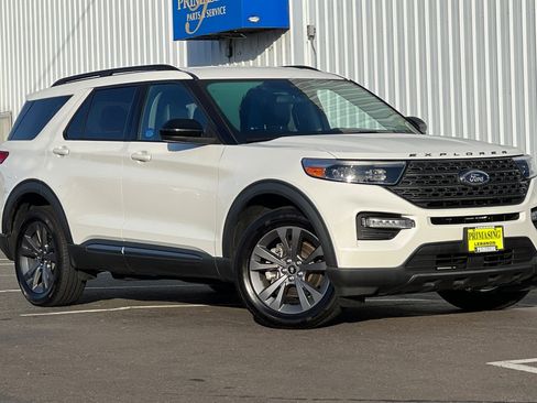 Used 2022 Ford Explorer XLT w/ Equipment Group 202A image 2