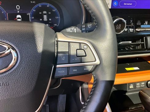 Used 2023 Toyota Highlander Platinum FWD image 25