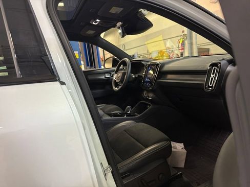 Used 2022 Volvo XC40 T5 R-Design w/ Climate Package AWD/4WD image 2