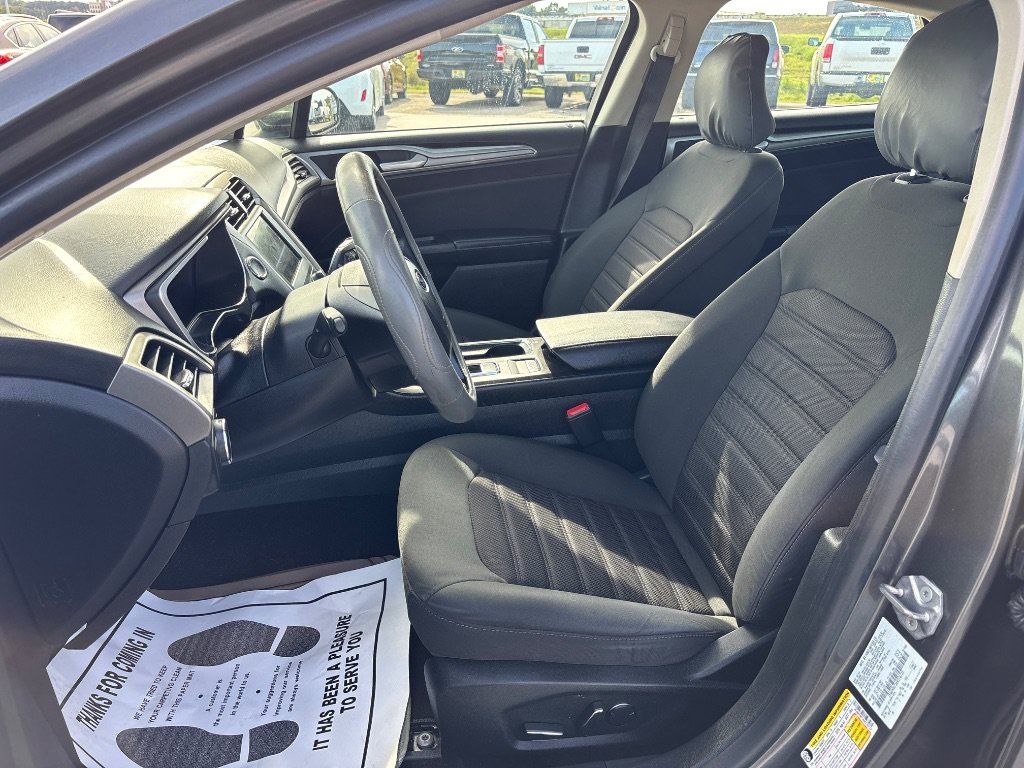 Used 2019 Ford Fusion SE FWD image 18