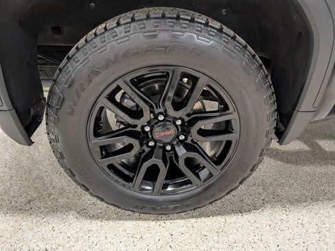 Used 2025 GMC Sierra 1500 Elevation image 13