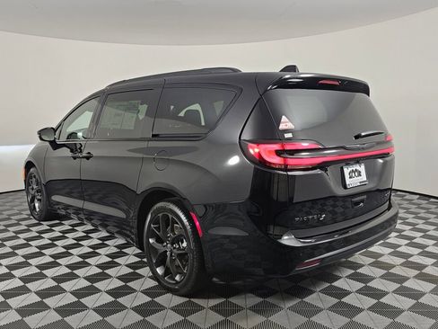 New 2026 Chrysler Pacifica Limited w/ S Appearance Package image 5