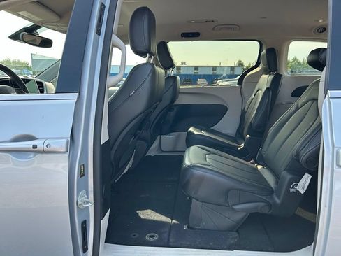 Used 2023 Chrysler Pacifica Touring-L AWD/4WD image 21