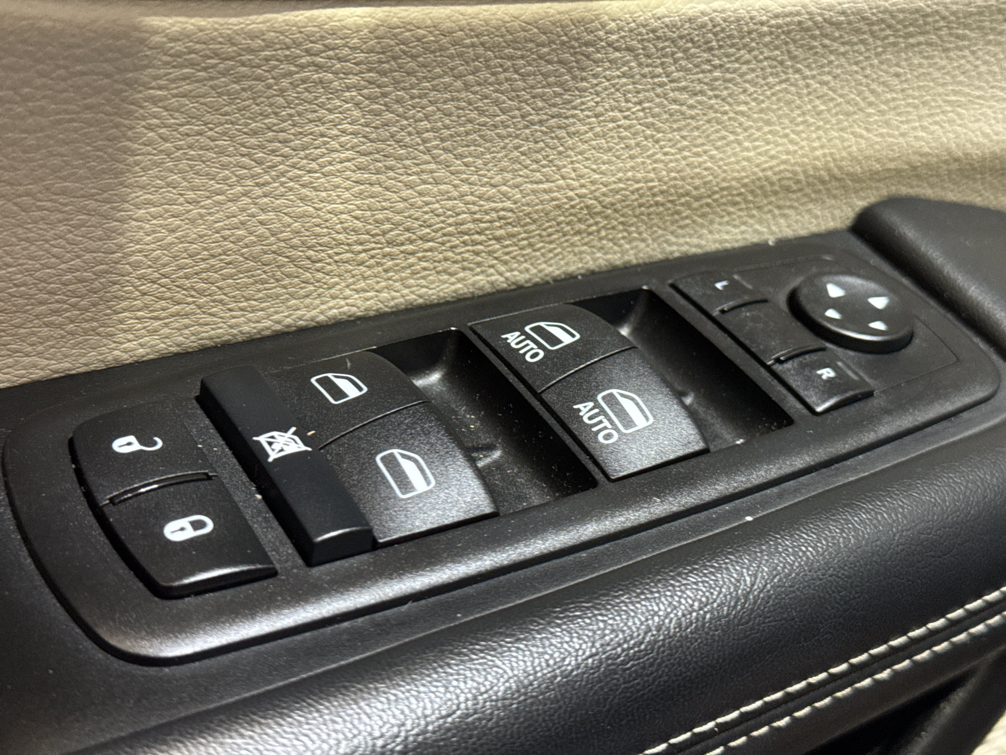 Used 2024 Chrysler Pacifica Touring-L FWD image 35