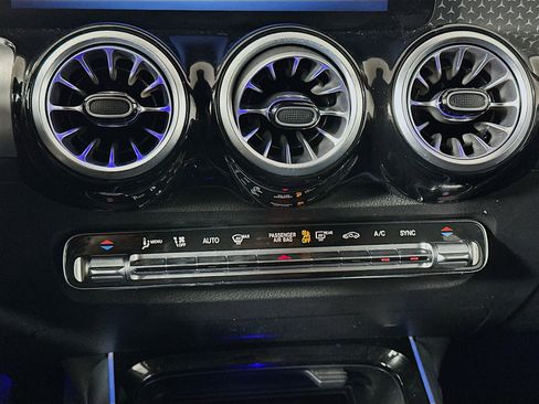 Used 2025 Mercedes-Benz GLB 250 4MATIC image 23