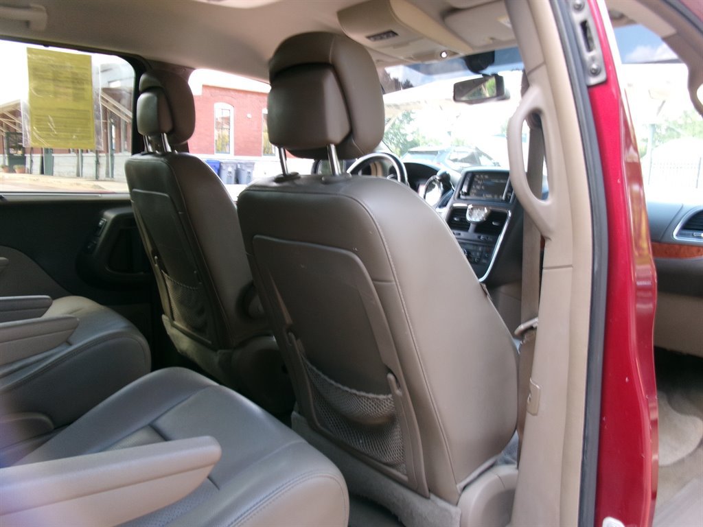 Used 2013 Chrysler Town & Country Touring-L w/ Driver Convenience Group FWD image 30