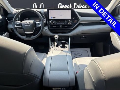 Used 2024 Toyota Highlander XLE AWD/4WD image 10