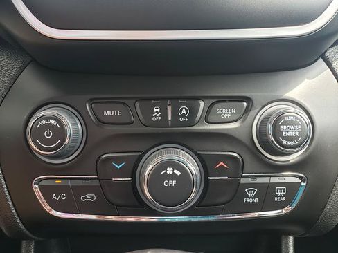 Used 2022 Jeep Cherokee Latitude w/ Trailer Tow Group AWD/4WD image 22