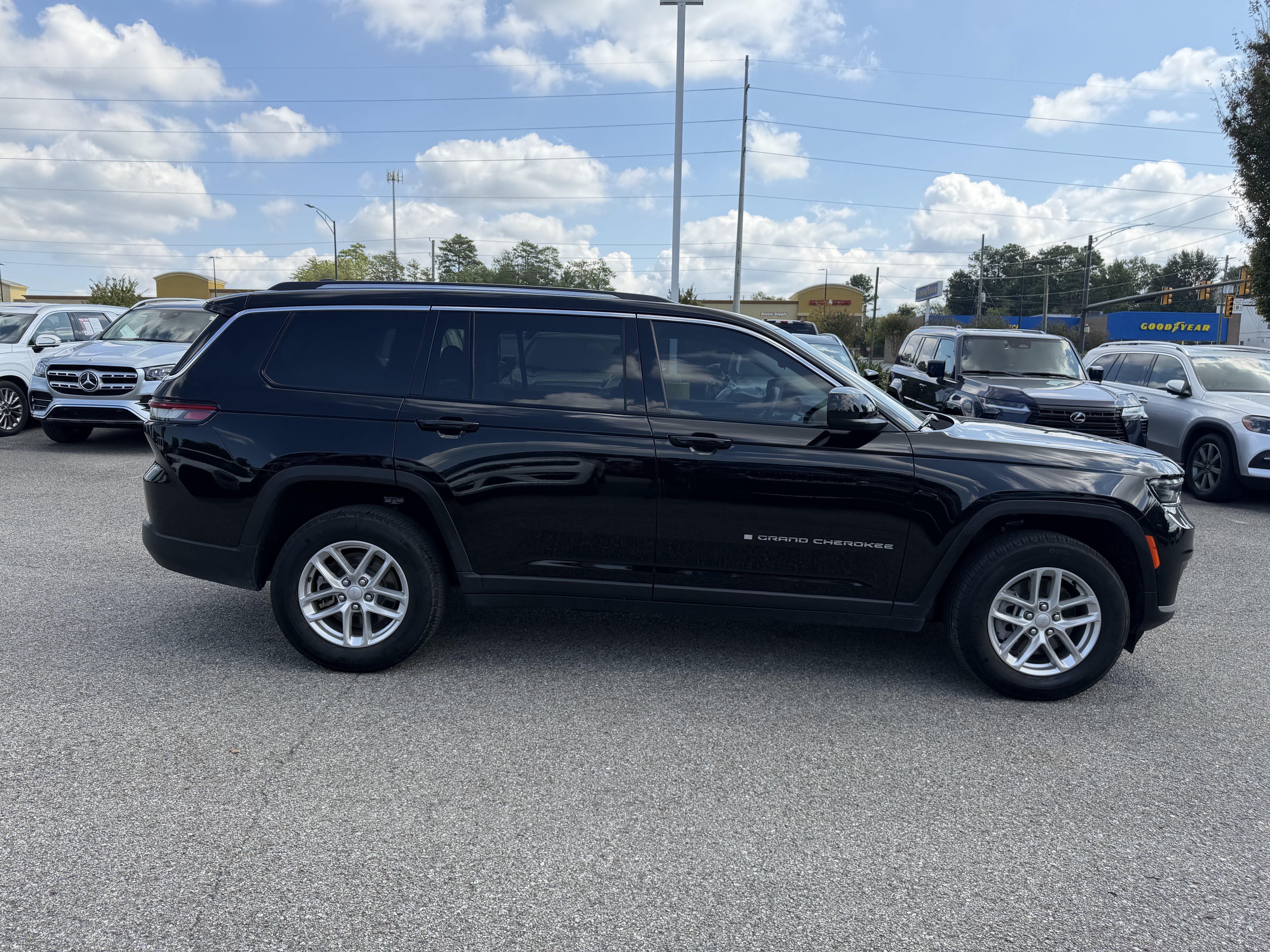 Used 2022 Jeep Grand Cherokee L Laredo w/ Luxury Tech Group I RWD image 11