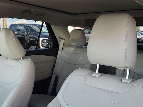 Certified 2022 Ford Explorer Platinum w/ Premium Technology Package AWD/4WD image 9