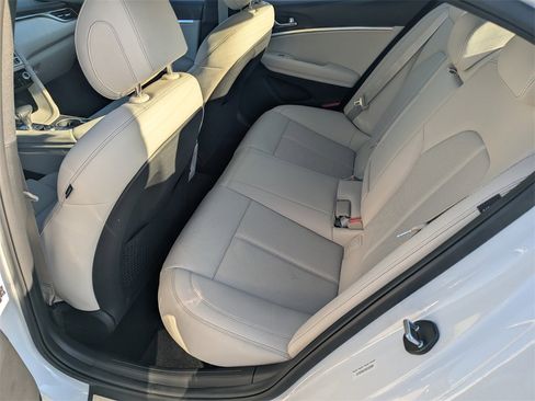 Used 2025 Genesis G70 2.5T image 17