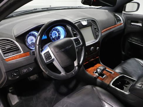 Used 2013 Chrysler 300 RWD image 16