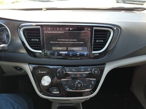 Used 2023 Chrysler Pacifica Touring-L image 33