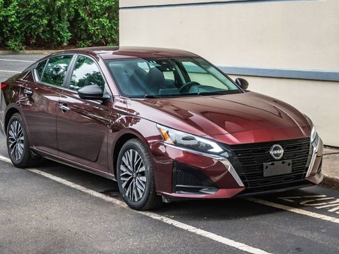 Used 2024 Nissan Altima 2.5 SV FWD image 10