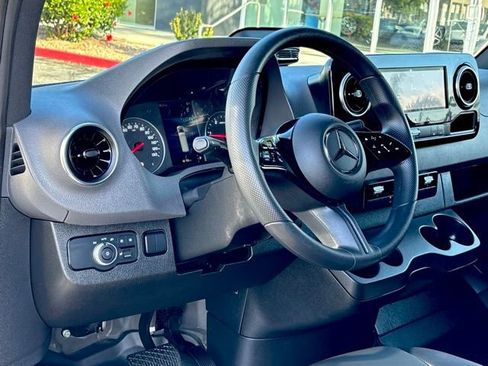 Used 2025 Mercedes-Benz Sprinter 2500 image 8