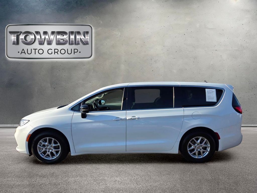 Used 2024 Chrysler Pacifica Touring-L FWD image 7