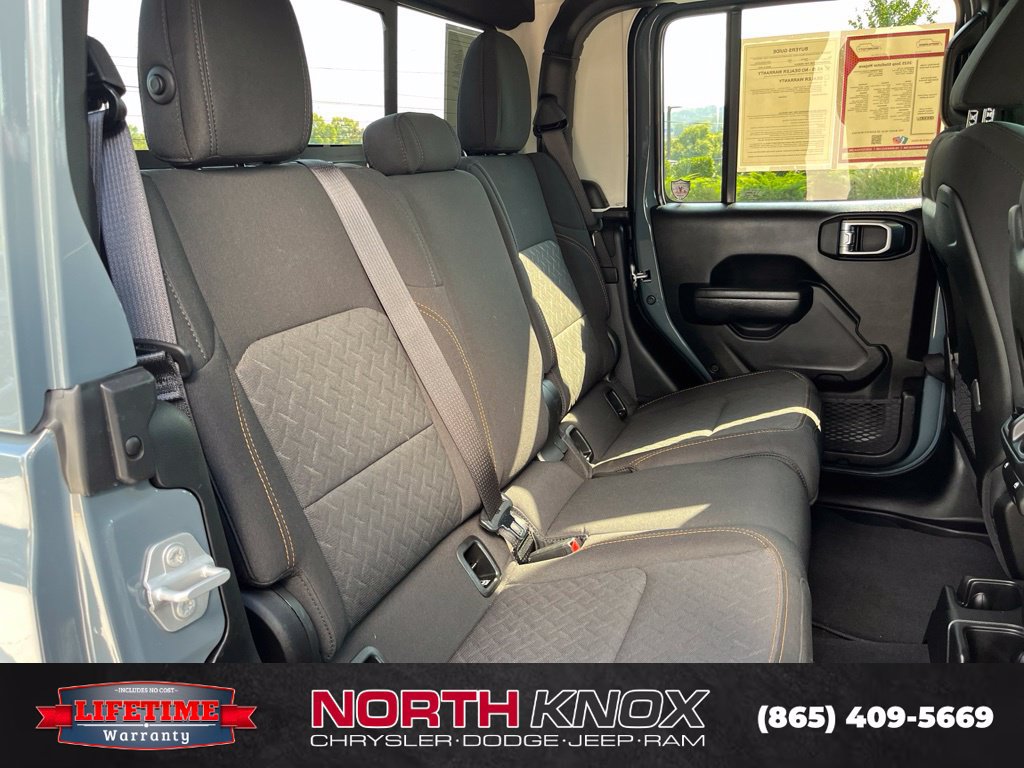 Used 2025 Jeep Gladiator Mojave w/ Convenience Group AWD/4WD image 24