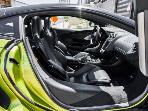 Used 2023 McLaren GT RWD image 30