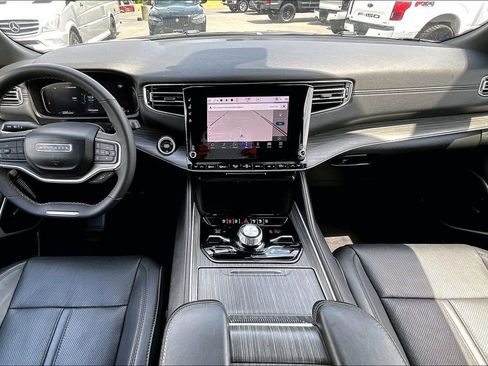 Used 2023 Jeep Wagoneer Series III w/ Premium Group I AWD/4WD image 9