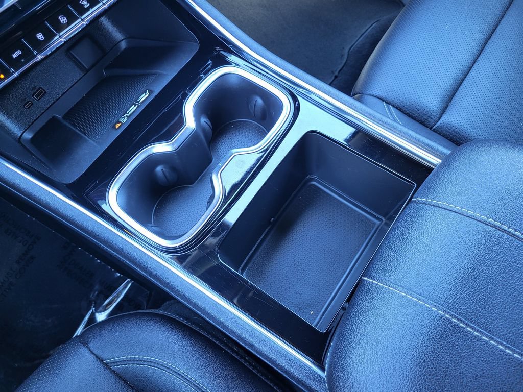 Used 2025 Chevrolet Traverse LT FWD image 16