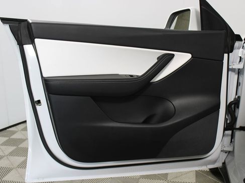 Used 2021 Tesla Model Y Long Range image 6