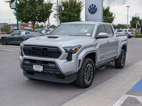 Used 2024 Toyota Tacoma TRD Sport AWD/4WD image 11