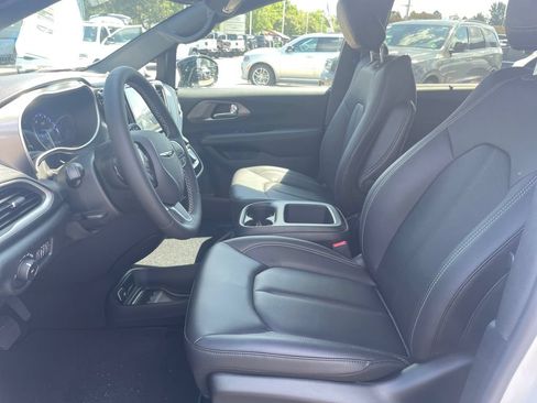 New 2026 Chrysler Pacifica Select FWD image 2