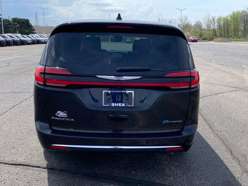 Used 2024 Chrysler Pacifica Limited FWD image 4