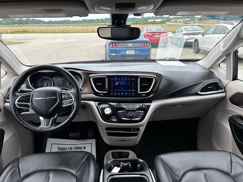 Used 2017 Chrysler Pacifica Touring-L FWD image 12