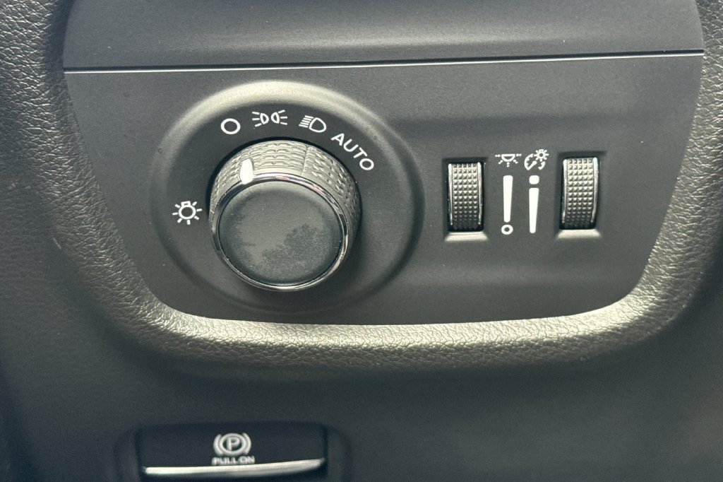 Used 2024 Jeep Grand Cherokee L Altitude RWD image 32