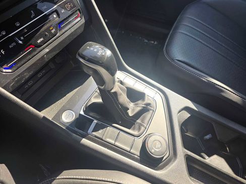 Used 2022 Volkswagen Tiguan SE image 29