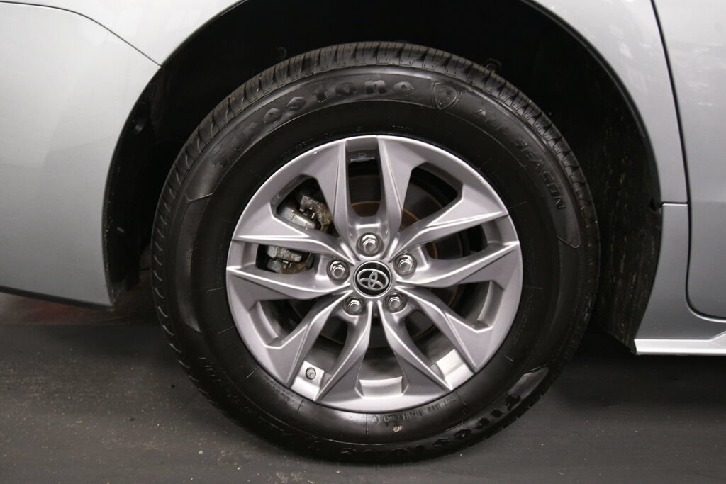 Certified 2024 Toyota Sienna XLE FWD image 33