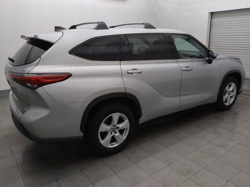 Used 2022 Toyota Highlander L FWD image 10