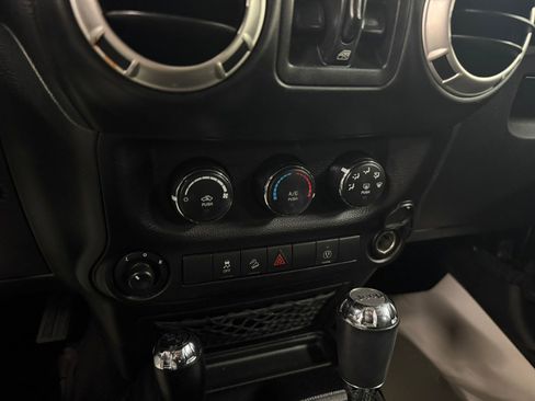 Used 2018 Jeep Wrangler Unlimited Sahara w/ Connectivity Group image 21
