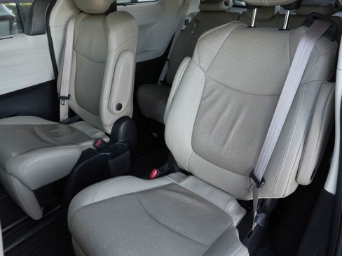 Used 2021 Toyota Sienna Limited image 32