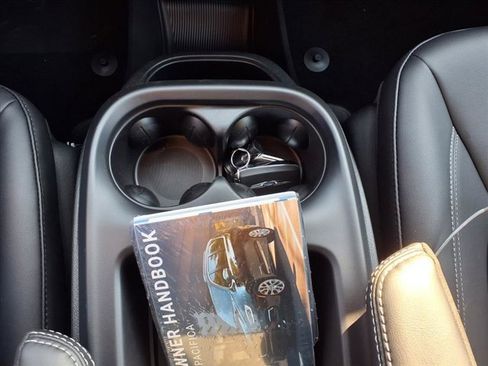 New 2026 Chrysler Pacifica Select image 9