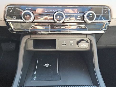 Used 2025 Honda Pilot Touring image 10